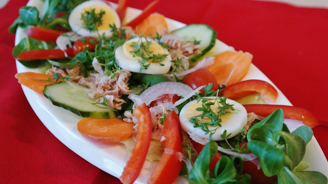 Salat mit Thunfisch und Ei